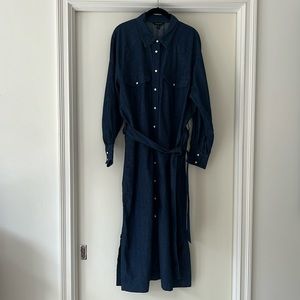 Banana Republic Denim dress. Snap closure. Self tie belt. 100% Cotton. Size XL.